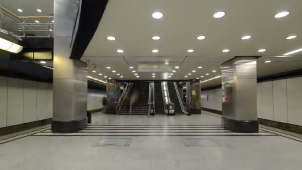 Estação de metrô moderna vistavochnaya timelapse, hiperlapso. Moscou, Rússia . — Vídeo de Stock