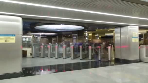 Estación de metro moderna vistavochnaya timelapse, hiperlapso. Moscú, Rusia . — Vídeo de stock