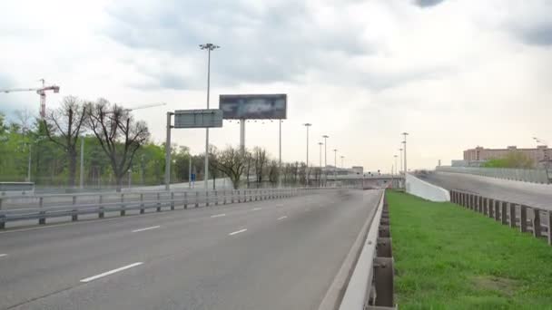 Trafic de transport urbain sur Leningradskoye shosse timelapse, Moscou — Video