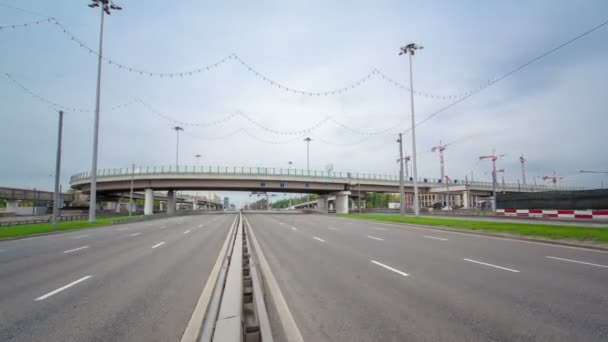 Tráfico de transporte urbano en Leningradskoye shosse timelapse, Moscú — Vídeo de stock