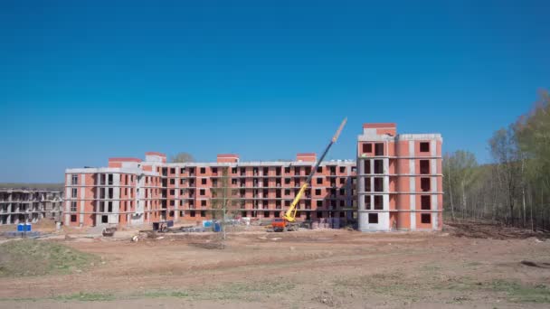 Gru a torre costruire grande edificio residenziale a Mosca timelapse — Video Stock