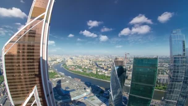 Skyskraporna i Moscow City business complex och floden timelapse. — Stockvideo