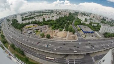 Yükseltilmiş yol timelapse Üstgeçit Moskova'da Yaroslavl karayolu üzerinde trafik