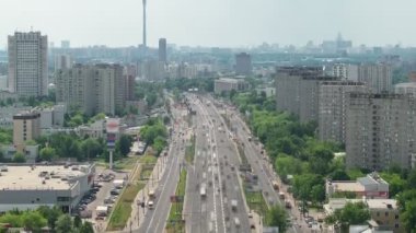 Yükseltilmiş yol timelapse Üstgeçit Moskova'da Yaroslavl karayolu üzerinde trafik