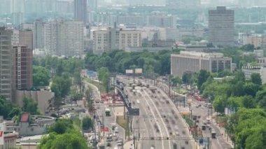 Yükseltilmiş yol timelapse Üstgeçit Moskova'da Yaroslavl karayolu üzerinde trafik
