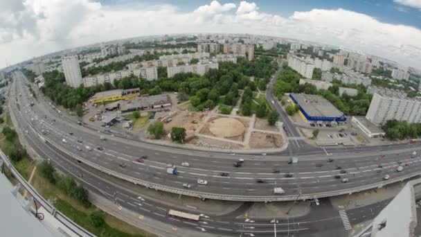 Traffic-a magasabb szintű közúti timelapse felüljáróról Yaroslavl Highway, Moszkva — Stock videók