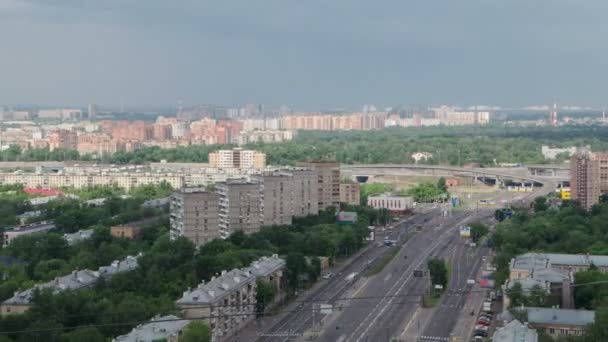 Trafik på förhöjda road timelapse överfart på Yaroslavl highway i Moskva — Stockvideo