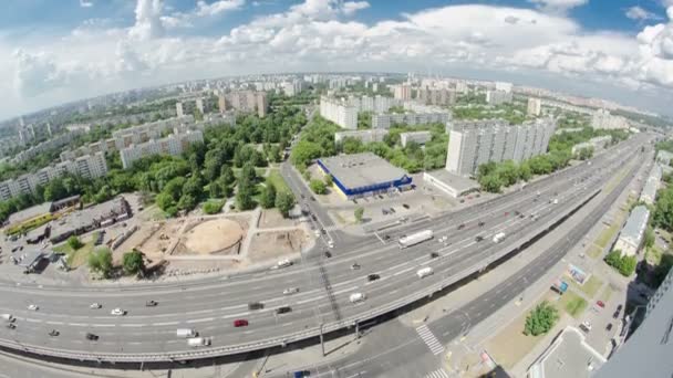 Движение по надземному скоростному путепроводу на Ярославском шоссе в Москве — стоковое видео