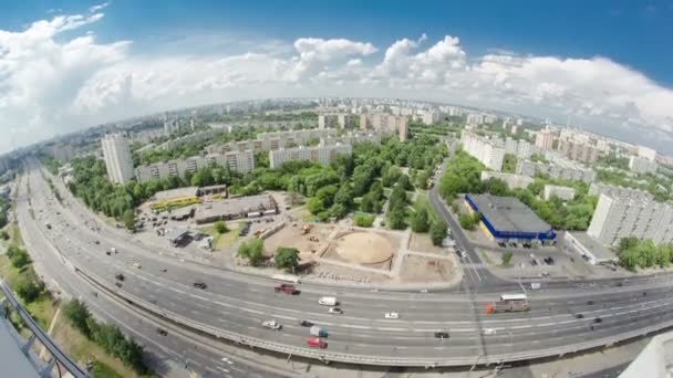 Tráfico en el paso elevado del timelapse de la carretera en la autopista Yaroslavl en Moscú — Vídeo de stock