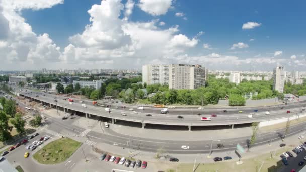 Tráfico en el paso elevado del timelapse de la carretera en la autopista Yaroslavl en Moscú — Vídeos de Stock