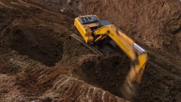 Excavadora amarilla en un timelapse del sitio de construcción — Vídeo de stock