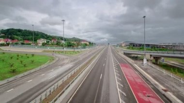 Trafik yol M-27 timelapse Sochi Adler, Rusya Federasyonu