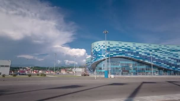 Fachada da pista de gelo Iceberg para patinação artística hiperlapso de cronologia em Sochi, Rússia para os Jogos Olímpicos de Inverno de 2014 — Vídeo de Stock