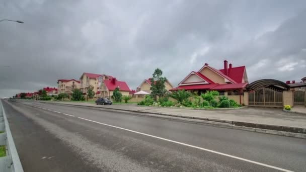 Nouveau village de chalets Nekrasov village ensoleillé journée d'été timelapse — Video