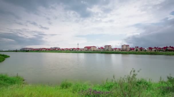 Nueva cabaña asentamiento pueblo Nekrasov en el soleado timelapse día de verano — Vídeo de stock