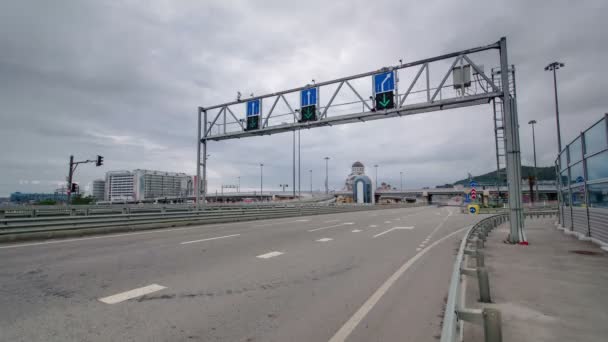 Trafik på väg M-27 timelapse Sochi Adler, Ryssland — Stockvideo