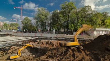 Bir inşaat site timelapse makinede sarı kırıcı