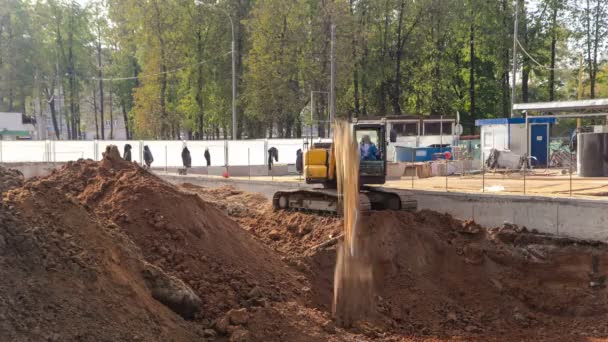 Gul grävmaskin på en konstruktion webbplats timelapse — Stockvideo