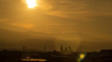 Soçi yakınlarındaki dağlarda gün doğumu. Bulutlar ve sis zaman atlamalı