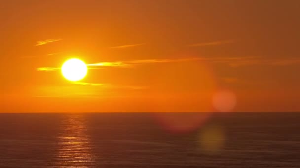 Schöner Sonnenuntergang über dem Meer im Zeitraffer — Stockvideo