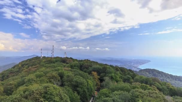 Blick vom Aussichtsturm auf den Berg Akhun im Zeitraffer, Chosta-Bezirk, Sotschi, Russland. — Stockvideo