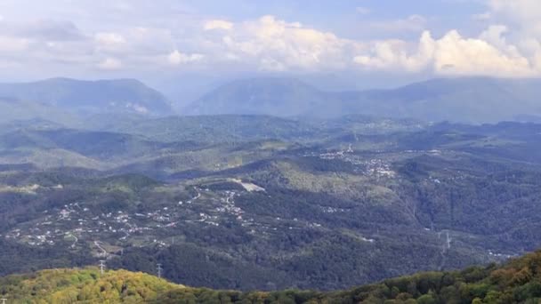 Blick vom Aussichtsturm auf den Berg Akhun im Zeitraffer, Chosta-Bezirk, Sotschi, Russland. — Stockvideo