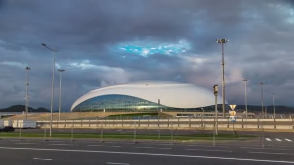 Bolshoy jég kupolája és Adler Arena korcsolyázás központ timelapse hyperlapse Olimpiai Park Adlersky járás — Stock videók