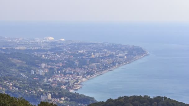 A vista da torre de vigia para Adler no monte Akhun timelapse, distrito de Khosta, Sochi, Rússia . — Vídeo de Stock