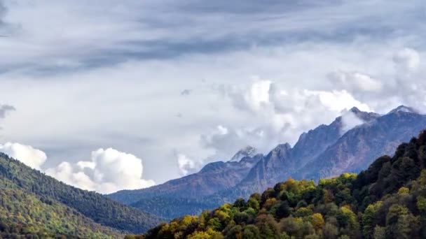 Herfst in hoge bergen. Sotsji, Rusland. Krasnaya Polyana timelapse — Stockvideo