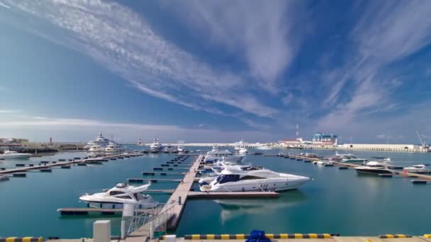 El paseo marítimo de la ciudad, yate en el puerto marítimo de Sochi timelapse hiperlapso — Vídeos de Stock