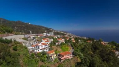 Dağdan teleferik Madeira timelapse hyperlapse üzerinde çatılardan üzerinde göster.