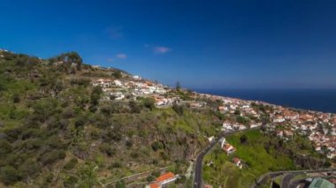Dağdan teleferik Madeira timelapse hyperlapse üzerinde çatılardan üzerinde göster.