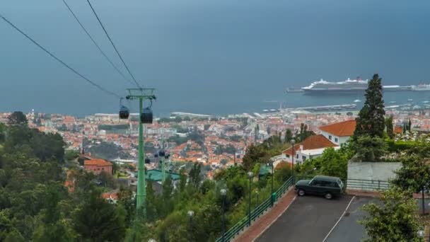 Vista para o oceano com navio sobre os telhados com teleférico na Madeira timelapse . — Vídeo de Stock