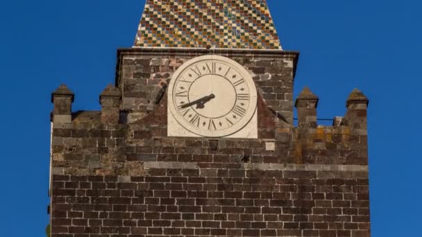 Horloge op de katholieke kerk in Funchal, Madeira island, Portugal timelapse — Stockvideo