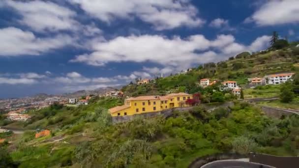 Nézd a hegyről nyílik a háztetőkre, a felvonótól a Madeira timelapse hyperlapse. — Stock videók