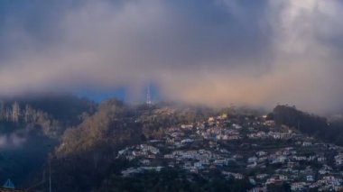 Funchal, Madeira, Portekiz timelapse Hill'de evler üzerinden günbatımı