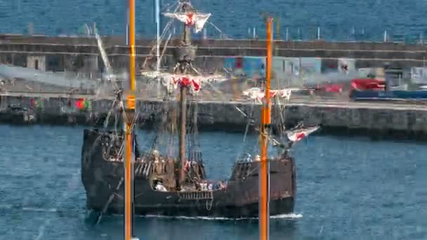 Replica ot schip Santa Maria is het passeren van de haven van Funchal timelapse — Stockvideo