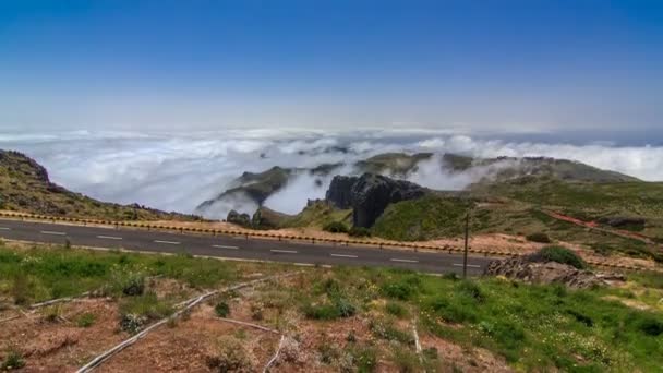 Utsikt ner över molnen från sluttningarna av Pico Arieiro, Madeira timelapse — Stockvideo