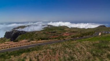 Pico yamaçları bulutlardan üzerinden aşağı görünüm yapmak Arieiro, Madeira timelapse
