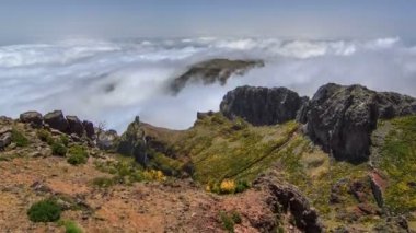 Pico yamaçları bulutlardan üzerinden aşağı görünüm yapmak Arieiro, Madeira timelapse