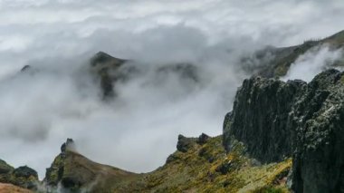 Pico yamaçları bulutlardan üzerinden aşağı görünüm yapmak Arieiro, Madeira timelapse