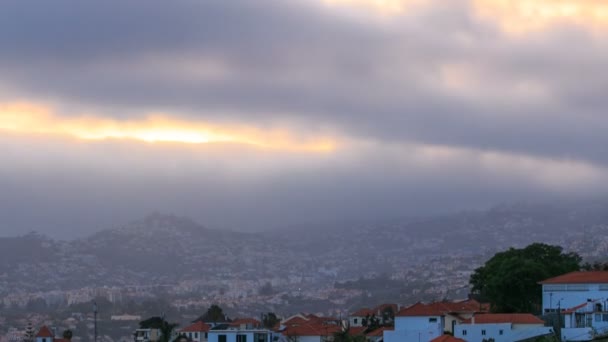 Zonsondergang over huizen van hill in Funchal, Madeira, Portugal timelapse — Stockvideo