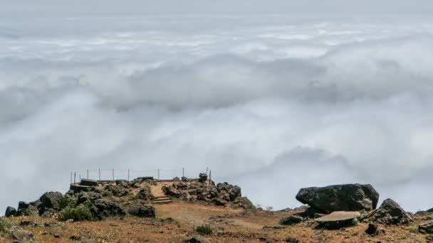 Vista abajo sobre las nubes desde las laderas de Pico do Arieiro, Madeira timelapse — Vídeos de Stock