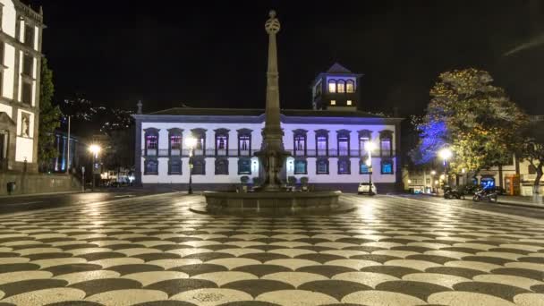 Funchal rådhuset och torget med en fontän på natten timelapse. Madeira, Portugal. — Stockvideo