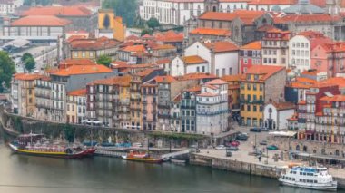 Douro nehir timelapse ve dolgu Porto kentin tarihi merkezinin güzel görünümünü yaz saati itibariyle Portekiz mavi gökyüzü arka plan üzerinde.