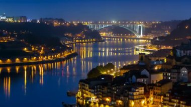 Porto şehir ve Gaia geceleri Douro nehir timelapse Portekiz, ucunda Arrabida Bridge tarafından.