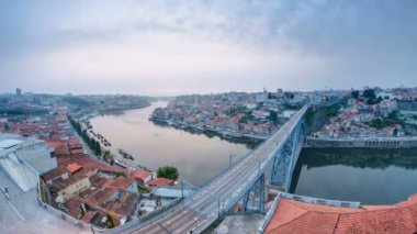 Porto, Portekiz timelapse Dom Luiz bridge ile tarihi şehir gece görüntüsü için gün
