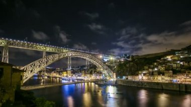Timelapse Dom Luis ben köprü Douro nehrin Porto şehirler ve Vila Nova de Gaia, Portekiz arasında yayılan bir metal kemer köprüdür