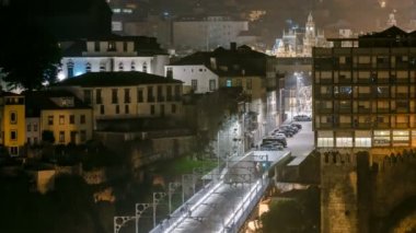 Porto şehir gece timelapse Portekiz, Old Town ve Ponte Dom ben kemer Douro Nehri üzerinde köprü Luiz tarafından.