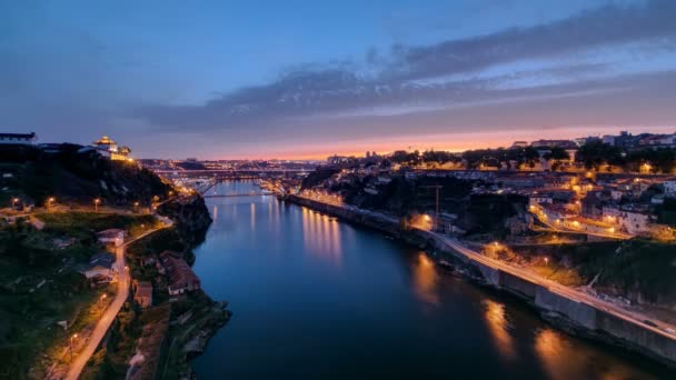 Tag-Nacht-Ansicht der historischen Stadt Porto, portugiesischer Zeitraffer mit der Domluiz-Brücke — Stockvideo